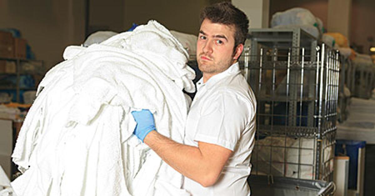 000040737648 laundry worker web