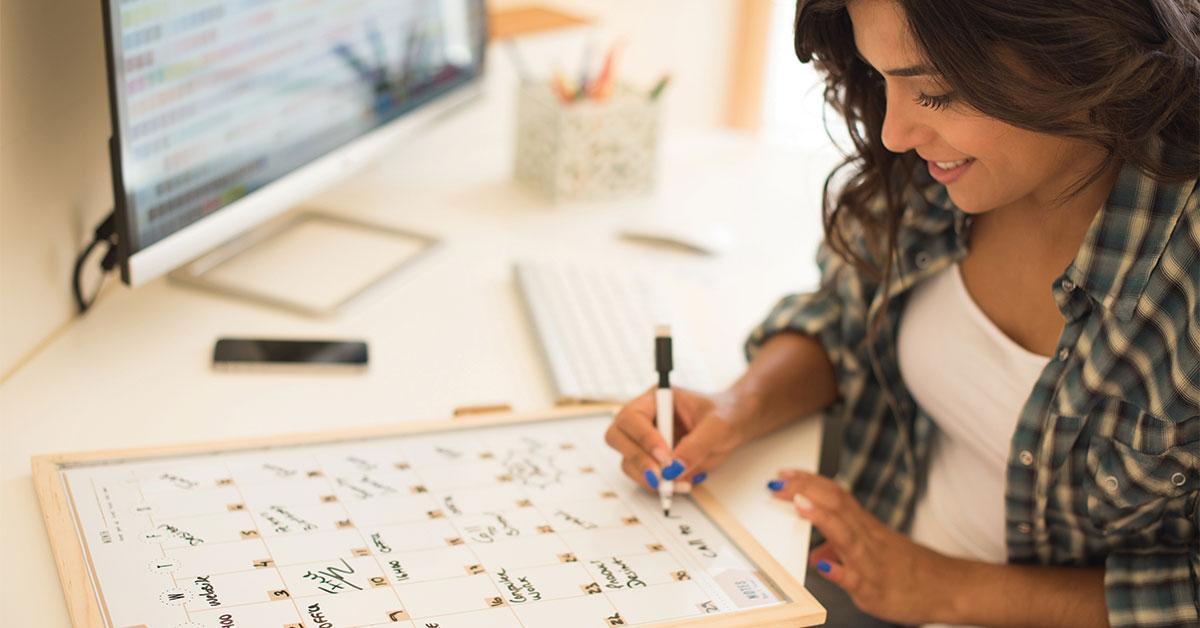 37293 04394 woman writing on calendar web